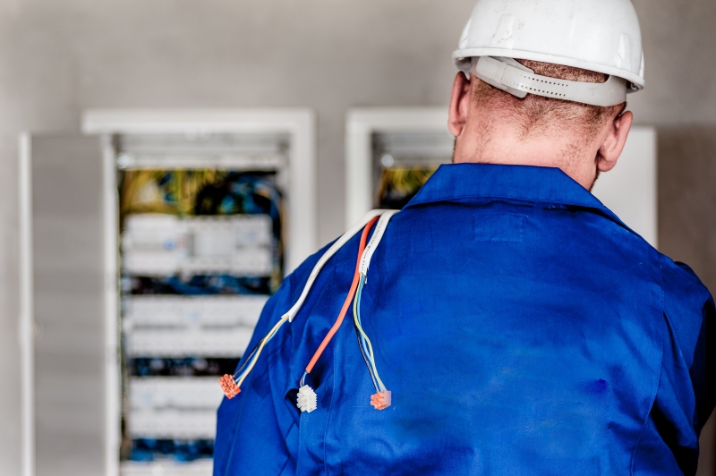 electricite-VILLENEUVE LOUBET-min_electrician-1080586