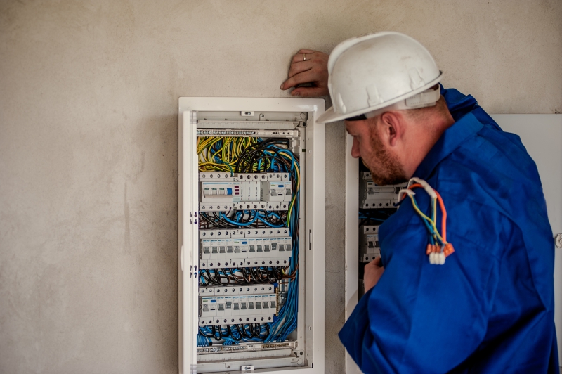 electricite-VILLENEUVE LOUBET-min_electrician-2755683